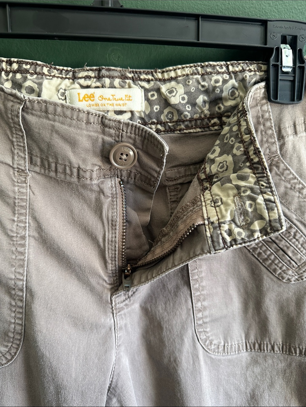 Lee Women's Capris in Light Taupe Size 6 - Picture 4 of 13